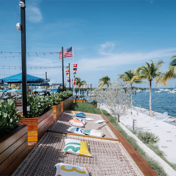 Outdoor dining atmosphere at Regatta Grove on Biscayne Bay